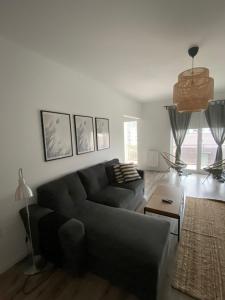 Χώρος καθιστικού στο Cozy Place to Remember – with fireplace & Netflix