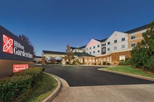 a view of the front of a hotel carlinium at Hilton Garden Inn Oxford/Anniston, AL in Oxford