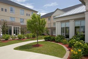 un arbre devant un bâtiment dans l'établissement Hilton Garden Inn Ames, à Ames