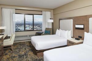 Postel nebo postele na pokoji v ubytování Hilton Anchorage