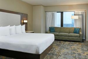 Postel nebo postele na pokoji v ubytování Hilton Anchorage
