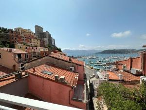 uma vista para um porto com barcos na água em Favolosa stanza gialla con terrazzino vista mare Mottino23 em Lerici