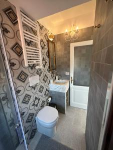 uma casa de banho com um WC e um lavatório em Favolosa stanza gialla con terrazzino vista mare Mottino23 em Lerici