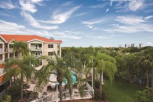 Bazén v ubytování DoubleTree Suites by Hilton Naples nebo v jeho okolí