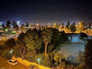 Nespecifikovaný výhled na destinaci Antalya nebo výhled na město při pohledu z apartmánu