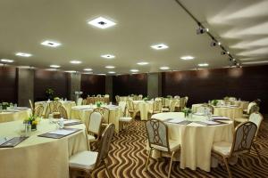 una sala banchetti con tavoli e sedie bianchi di DoubleTree by Hilton Hotel Aqaba ad Aqaba