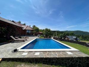 una piscina en el patio trasero de una casa en Roza, en Kupjak