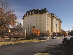 un edificio con un cartel delante de un aparcamiento en Doubletree Suites by Hilton at The Battery Atlanta, en Atlanta