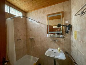 A bathroom at Máté Pension