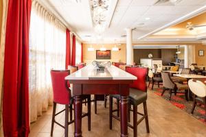 uma sala de jantar com cadeiras vermelhas e uma mesa em Hampton Inn Lawrenceville Duluth em Lawrenceville