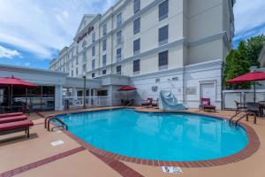 una grande piscina di fronte a un hotel di Hampton Inn Lawrenceville Duluth a Lawrenceville