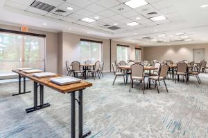 a conference room with tables and chairs and windows at Hilton Garden Inn Atlanta Northeast/Gwinnett Sugarloaf in Duluth +28 photos