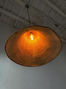een groot rieten licht aan een plafond bij Hermosa y céntrica casa Altamar in Santa Marta