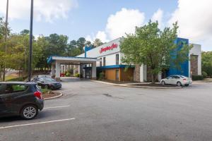 een mobil tankstation met auto's geparkeerd op een parkeerplaats bij Hampton Inn Atlanta/Peachtree City in Peachtree City