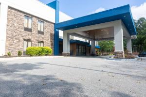 a large building with a blue and white at Hampton Inn Atlanta/Peachtree City in Peachtree City