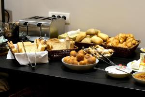 - un buffet de pain et de viennoiseries sur une table dans l'établissement Prinz Gregor, à Braşov