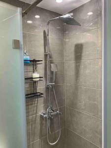 een badkamer met een douche en een glazen deur bij Lux appartment , 3 rooms full extra , city center in Thessaloniki