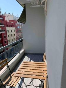 een houten bank bovenop een balkon bij Lux appartment , 3 rooms full extra , city center in Thessaloniki