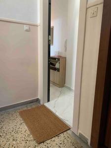 een open deur van een kamer met een deur bij Lux appartment , 3 rooms full extra , city center in Thessaloniki