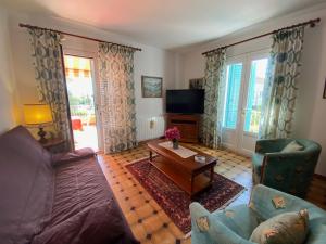 a living room with a couch and a table at Résidence LO MONACO Haut de villa, Appartements et Studios in San-Nicolao