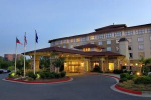 un hôtel avec drapeaux devant un bâtiment dans l'établissement Hilton Garden Inn Atlanta Marietta, à Atlanta