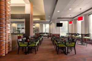 Hilton Garden Inn Atlanta Marietta tesisinde bir restoran veya yemek mekanı