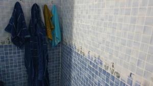 a bathroom with a blue and white tiled wall at Villa 250 m2 terrasse plus Garage in Mostaganem