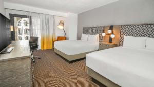 Postel nebo postele na pokoji v ubytování DoubleTree by Hilton Austin