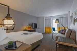 TV a/nebo společenská místnost v ubytování DoubleTree by Hilton Austin
