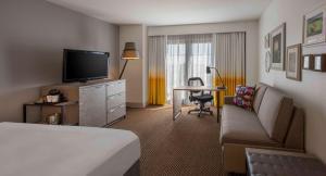 TV a/nebo společenská místnost v ubytování DoubleTree by Hilton Austin