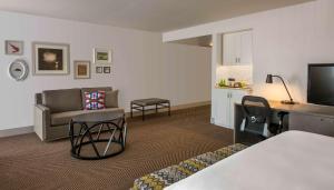 TV a/nebo společenská místnost v ubytování DoubleTree by Hilton Austin
