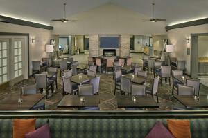 una sala da pranzo con tavoli e sedie di Homewood Suites by Hilton Columbia a Columbia