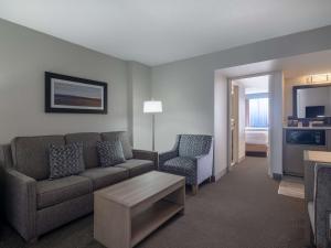 sala de estar con sofá, mesa y sillas en Embassy Suites Baltimore - North/Hunt Valley en Hunt Valley