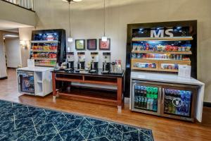 una tienda con una máquina msi en una tienda en Hampton Inn Batesville, en Batesville