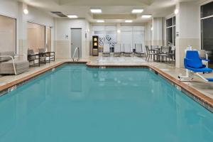 una piscina con agua azul en una habitación de hotel en Hilton Garden Inn Birmingham/Lakeshore Drive, en Birmingham