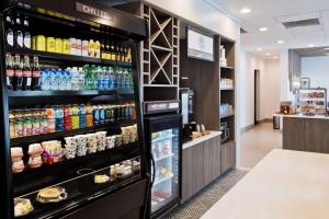 einen Laden mit Kühlschrank gefüllt mit vielen Getränken in der Unterkunft Hilton Garden Inn Birmingham/Lakeshore Drive in Birmingham