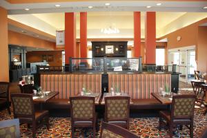 un restaurante con una mesa larga y sillas en Hilton Garden Inn Birmingham/Trussville, en Trussville