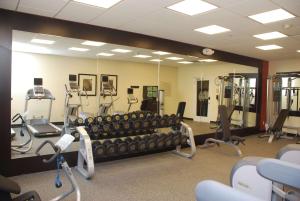 een fitnessruimte met veel fitnessapparatuur en spiegels bij Hilton Garden Inn Birmingham/Trussville in Trussville