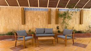 3 chaises et une table dans une pièce dans l'établissement ليالي الخالدية, à Riyad