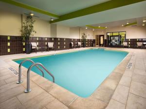 uma grande piscina num quarto de hotel em Hilton Garden Inn Nashville/Franklin-Cool Springs em Franklin