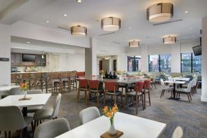 a restaurant with tables and chairs and a bar at Hilton Garden Inn Nashville/Franklin-Cool Springs in Franklin