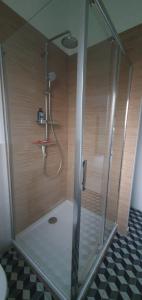 La salle de bains est pourvue d'une douche avec une porte en verre. dans l'établissement Le petit Paradis,, proche plage du Mauret - Bassin, à Andernos-les-Bains