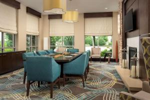 une salle à manger avec une table et des chaises bleues dans l'établissement Hilton Garden Inn Murfreesboro, à Murfreesboro