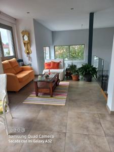 sala de estar con sofá y mesa de centro en Habitación en casa moderna con jardín, en Santa Cruz de Bezana