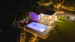 阿尼亞斯科的住宿－Bello Amanecer Guest House with Private Pool，享有带游泳池的别墅的顶部景致