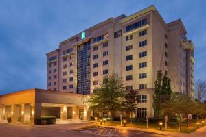 eine Darstellung eines Hotelgebäudes in der Nacht in der Unterkunft Embassy Suites by Hilton Nashville South Cool Springs in Franklin