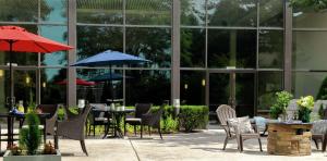 DoubleTree by Hilton Boston-Milford外面的花园
