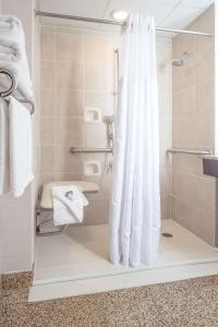 DoubleTree by Hilton Boston-Milford的一间浴室