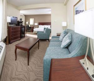 DoubleTree by Hilton Boston-Milford的电视和/或娱乐中心