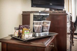 DoubleTree by Hilton Boston-Milford的厨房或小厨房